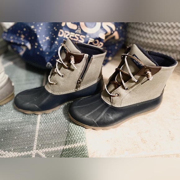 BRAND NEW Grey Women LIKE NEW SPERRY BOOTS SIZE 7.5